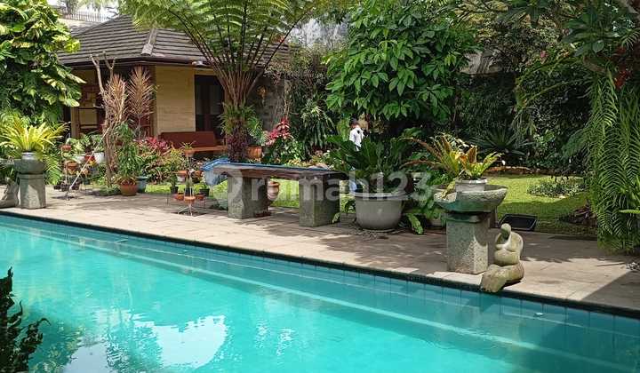 Rumah Lux Include Kolam Renang di Gegerkalong, SHM