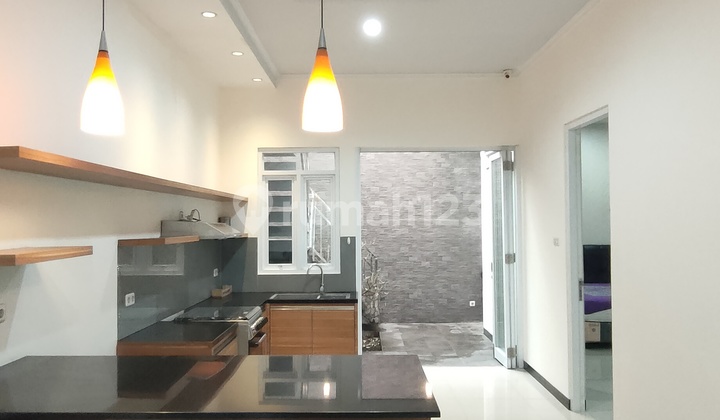 Rumah Bagus 1,5 Lantai di Tki V Springville SHM Barat Laut