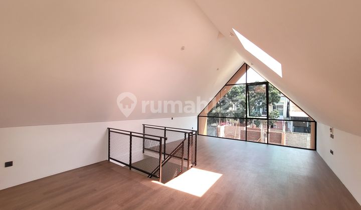 Rumah Baru 2 Lantai Di Setraduta Riverside, Shm