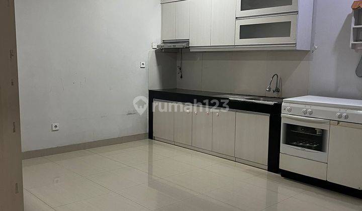 Rumah 2 Lantai Bagus Semi Furnished Holis Regency  2