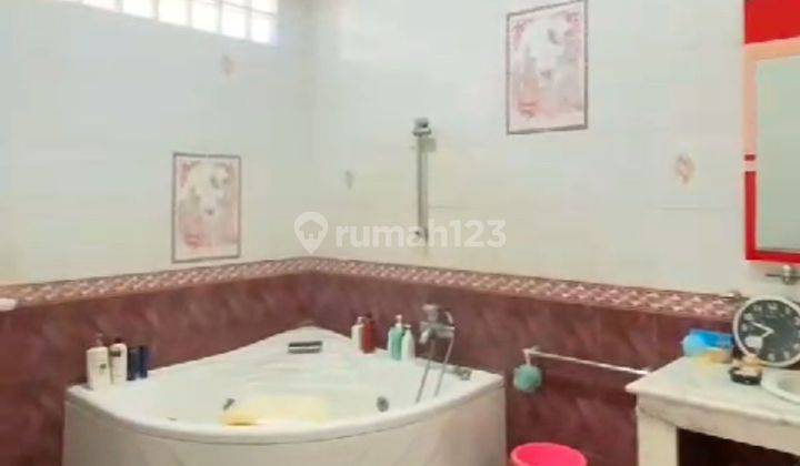 Rumah 2 Lantai Bagus Furnished SHM Sayap Riau, Bandung 2