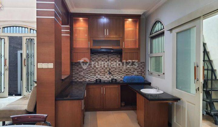 Rumah 2 Lantai Bagus Furnished SHM di Sayap Dago
belakang Jayakarta
, Bandung 4