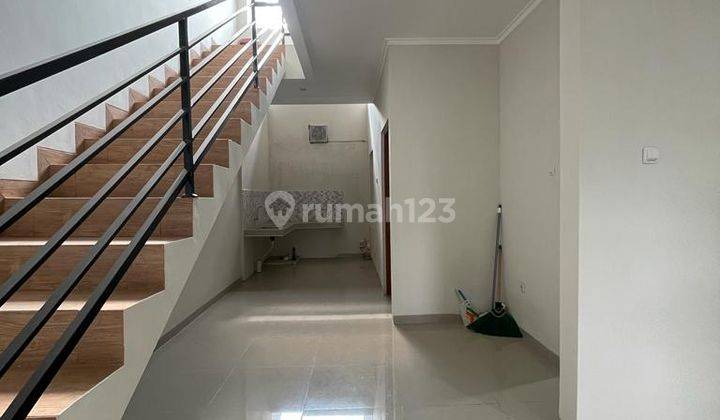 Rumah Bangunan Dua Lantai Dekat Mainroad Di Taman Kopo Indah Bandung