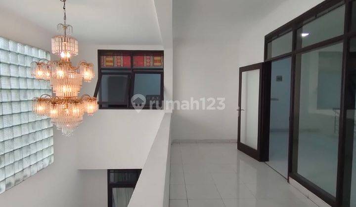 Rumah 2 Lantai Bagus Semi Furnished SHM di Taman Sakura, Bandung 2