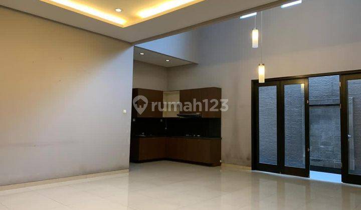 Rumah Bagus Unfurnished Shm Di Singgasana Pradana, Bandung 1