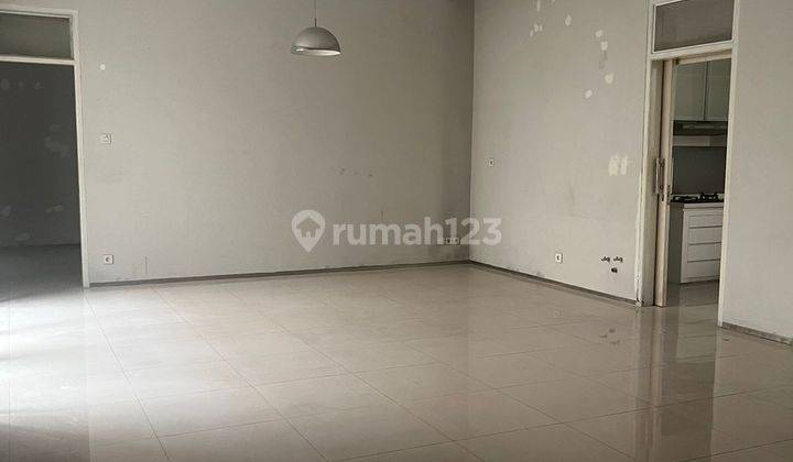 Rumah Bagus Semi Furnished Shm Di Singgasana, Bandung 1