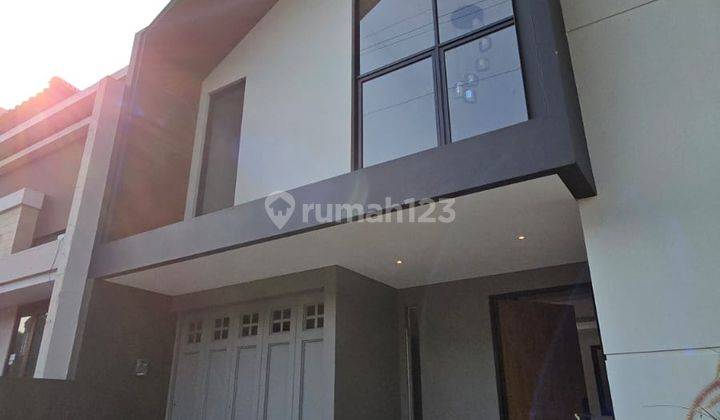 Rumah 2 Lantai Bagus Unfurnished SHM di Singgasana Pradana, Bandung 1