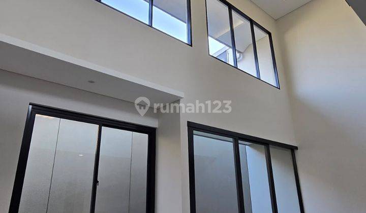 Rumah 2 Lantai Bagus Unfurnished SHM di Singgasana Pradana, Bandung 2