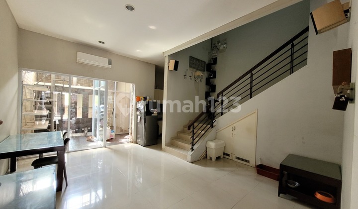 Rumah Setraduta 2 Lantai Bagus Unfurnished SHM Bandung Utara, Bandung