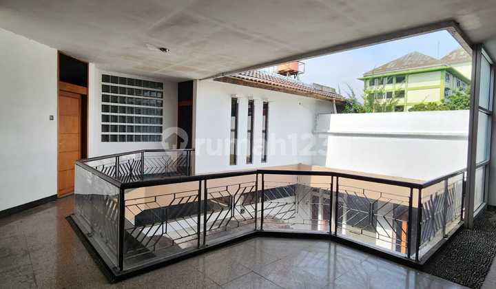 Rumah Jalan Gandapura Kota Bandung SHM 2 Lantai Modern Lokasi Strategis bisa Dijadikan Tempat Usaha