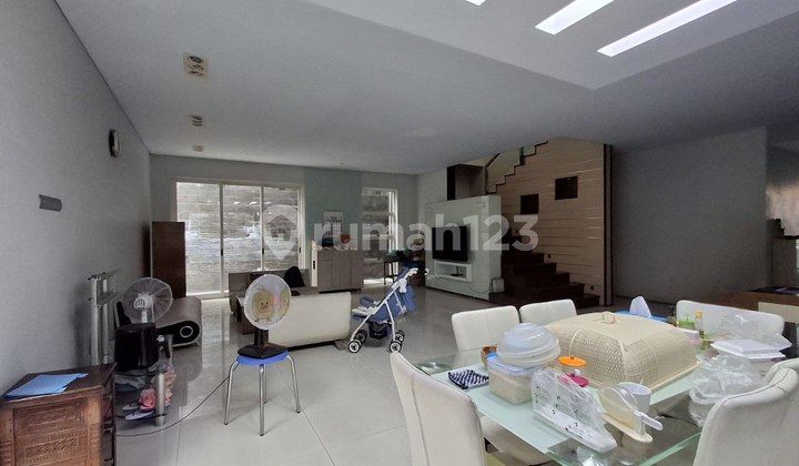 House for sale in Gading Pantai Surabaya, good condition, ready to occupy.