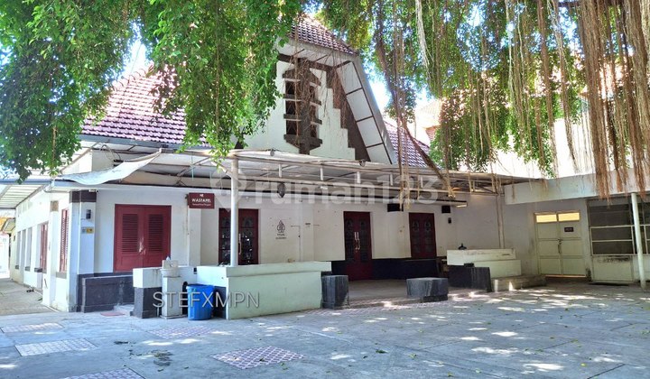 House for Sale in Central Progo Surabaya, suitable for a restaurant or cafe.