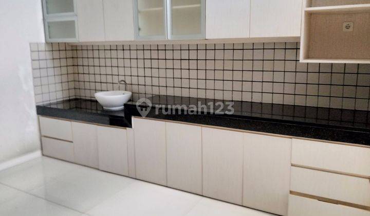 Rumah 3 Lantai Baru Furnished di Setrasari, Bandung 12