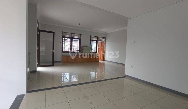 Rumah 2 Lantai Bagus Unfurnished SHM di Taman Sakura , Bandung 1