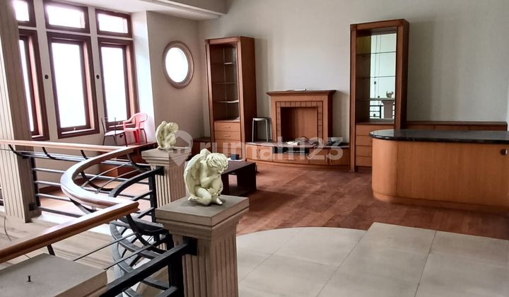 Rumah Cantik 3 Lantai Setraduta  1