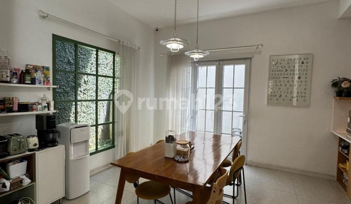 Rumah Mewah Tropis Siap Huni di Tengah Kota