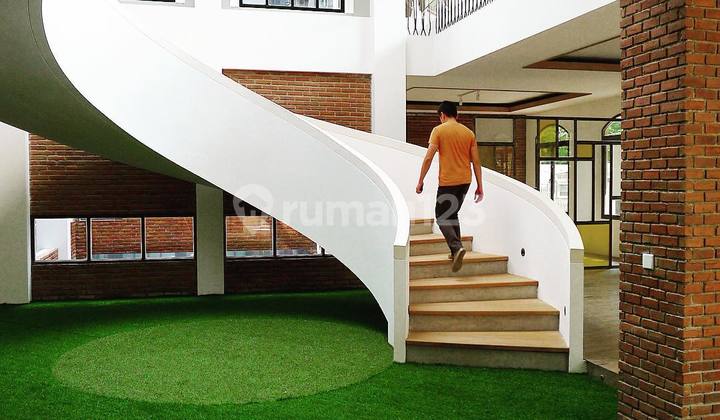 Luxury Building For Sale In The City Center, Suitable For Offices And Businesses