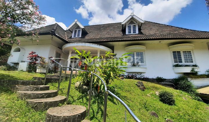 Rare! Classic Luxury House for Rent, Very Cheap, Semi-Furnished in Sutami Area, Setrasari near Suryasumantri.