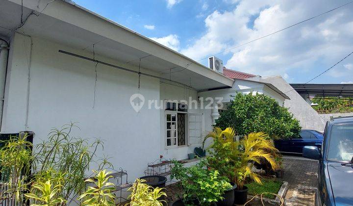 Rumah lama terawat di dekat Stasiun LRT Velodrome Jaktim
