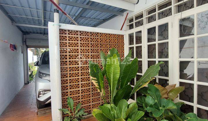 Rumah lama terawat di dekat Stasiun LRT Velodrome Jaktim