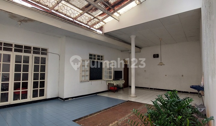 Rumah lama terawat di dekat Stasiun LRT Velodrome Jaktim