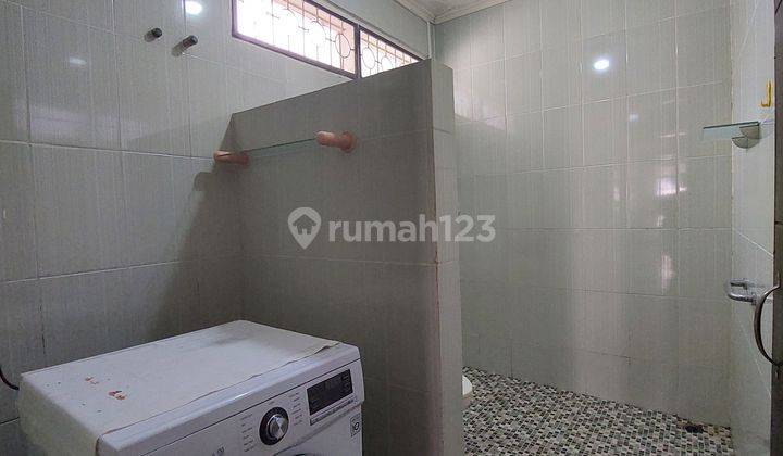 Rumah lama terawat di dekat Stasiun LRT Velodrome Jaktim