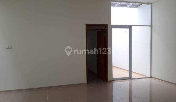 Rumah 3 Lantai Bagus Semi Furnished SHM di Singgasana Pradana , Bandung 2