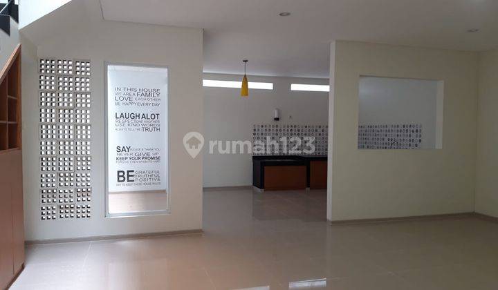 Rumah 3 Lantai Bagus Semi Furnished SHM di Singgasana Pradana , Bandung 1