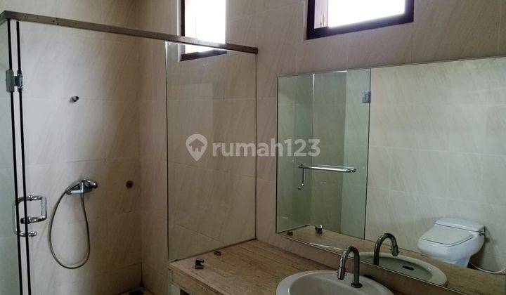 Rumah 3 Lantai Bagus Furnished di Setrasari , Bandung 11