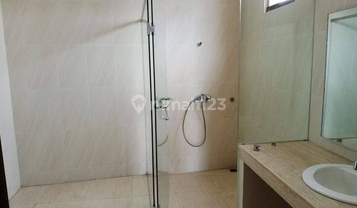 Rumah 3 Lantai Bagus Furnished di Setrasari , Bandung 16