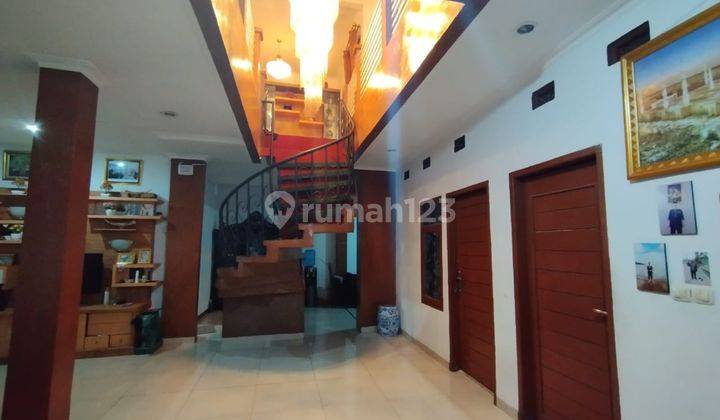 Rumah 3 Lantai Bagus Furnished SHM di Taman Cibaduyut 1, Bandung 2