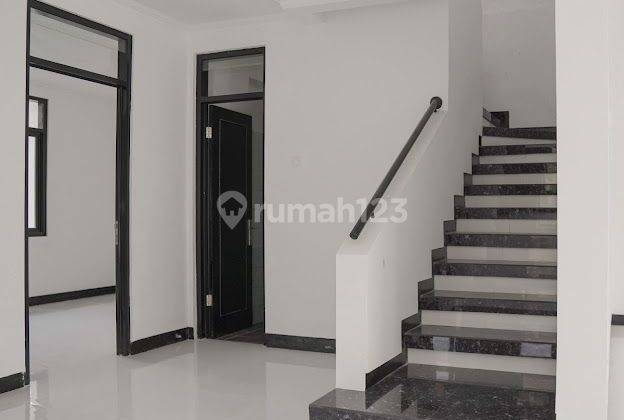 Rumah 2 Lantai Sudah Renovasi Unfurnished di Wangsakerta Kbp , Bandung 2