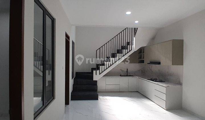 Rumah Bagus Unfurnished SHM di Singgasana Pradana, Bandung 1