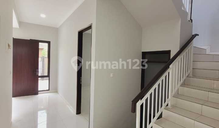 Rumah Baru Kembar 2 Lantai Unfurnished Taman Depan Belakang 2