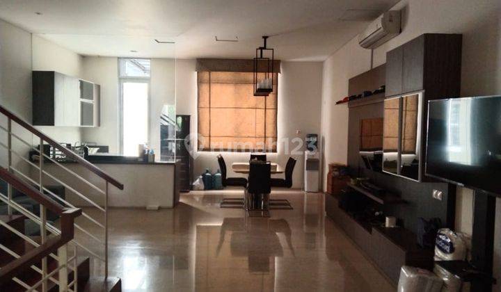 Rumah 4 Lantai Bagus Furnished SHM di M.h Thamrin, Menteng, Jakarta Pusat, Jakarta Pusat 1