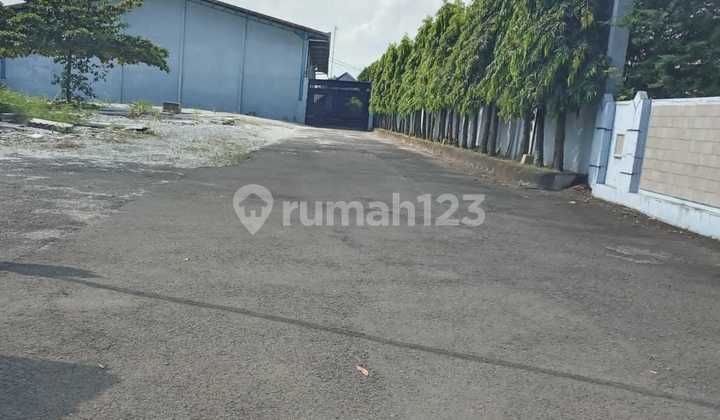 Container Access Warehouse & Spacious Parking Area in the Center of Solo City