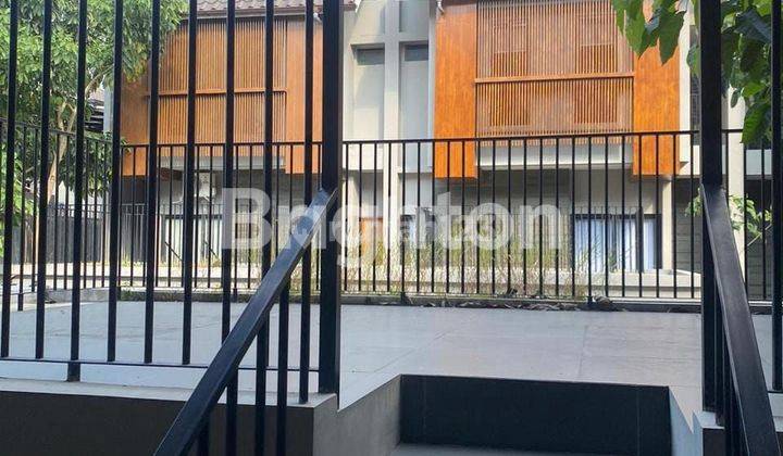 RUMAH MEWAH 2 LANTAI CLUSTER, SEMI FURNISHED, SIAP HUNI, DENGAN BALKON, ONE GATE SYSTEM. 1