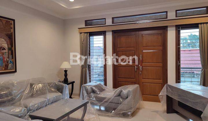 RUMAH MEWAH ., FULL FURNISHED, TENGAH KOTA SOLO, DEKAT SLAMET RIYADI SOLO 1