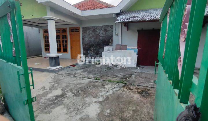 RUMAH LUAS , LEBAR JALAN 3 MOBIL, DI SOLO TIMUR, DEKAT UNS 2