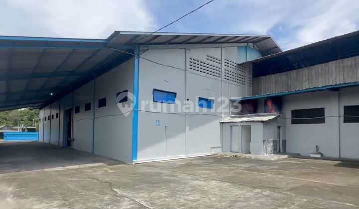 Red Zone Industrial Warehouse, suitable for Factory / Production, Front Width 28 Meters, Road accessible for 40 Feet Container Trucks. Not Too Far from Toll Gate, Concrete Floor.