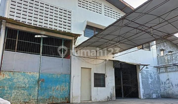 Gudang Strategis di Tengah Kota Solo Baru, Lebar Depan : 13 Meter, Area Parkir Luas, Lantai Cor, Terletak di Area Bebas Banjir