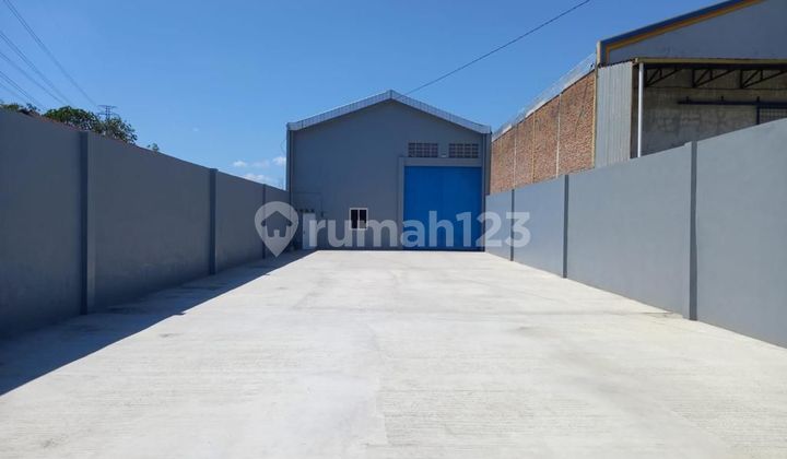 Warehouse Access for 40-Foot Containers &amp; Truck Trailers Located in Warehouse &amp; Industrial Area. Complete with SHM &amp; PBG.