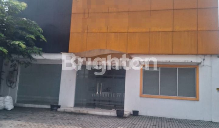 SHOPHOUSE (COMMERCIAL BUILDING) LOCATED BY A BUSY MAIN ROAD ACCESSIBLE BY CONTAINER TRUCKS, TRAILER TRUCKS, AND WINGBOX TRUCKS.