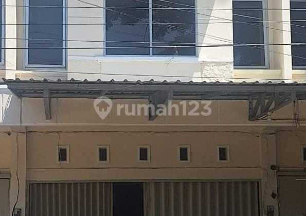 Ruko 2 Lantai Tepi Jalan Raya Ramai Di Solo Baru. Terletak Di Area Bebas Banjir Ruko 2 Lantai Tepi Jalan Raya Ramai Di Solo Baru. Terletak Di Area Bebas Banjir