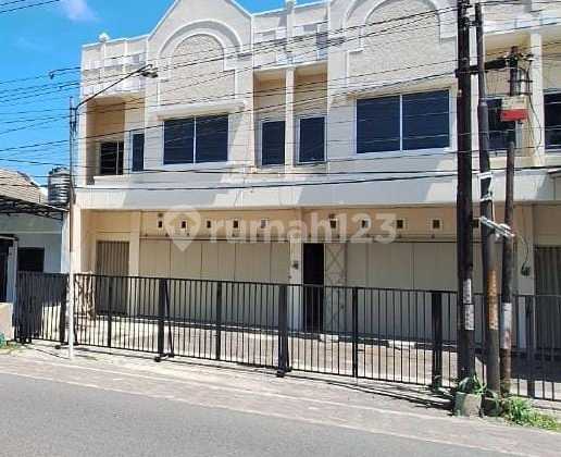 Ruko 2 Lantai Tepi Jalan Raya Ramai Di Solo Baru Dengan Area Parkir Luas Ruko 2 Lantai Tepi Jalan Raya Ramai Di Solo Baru Dengan Area Parkir Luas