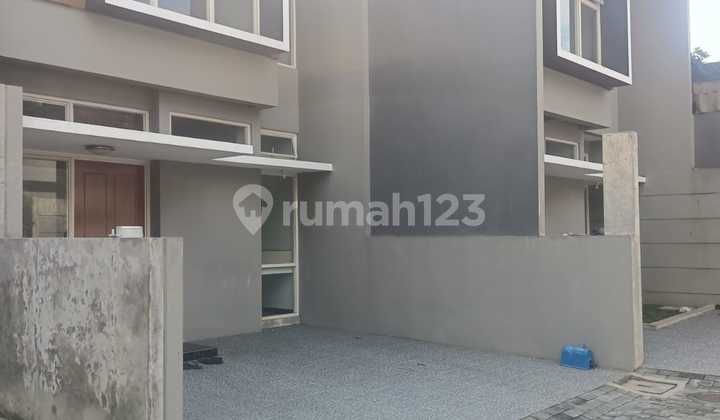 Rumah Baru 2 Lantai Minimalis Modern Di Tengah Kota Solo 2
