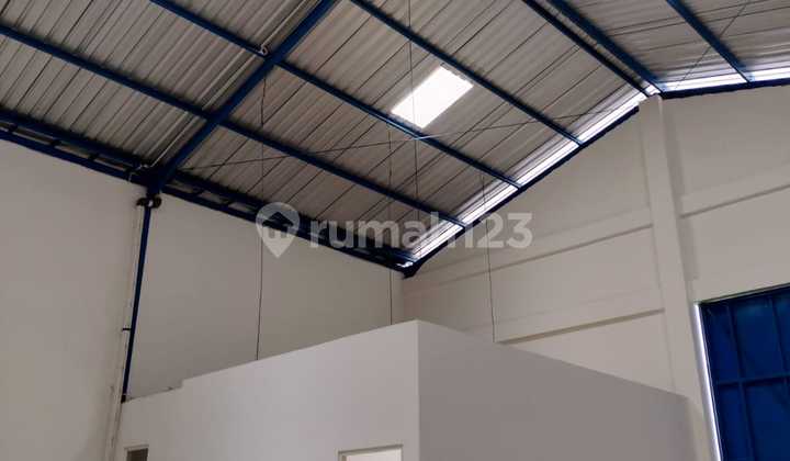 Gudang industri siap pakai untuk penyimpanan dan produksi di krikilan Driyorejo, Gresik.