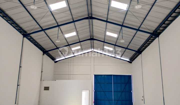 Gudang industri siap pakai untuk penyimpanan dan produksi di krikilan Driyorejo, Gresik.