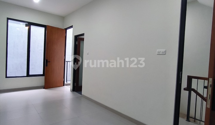 House for Sale in Kelapa Gading - Price Negotiable! 2