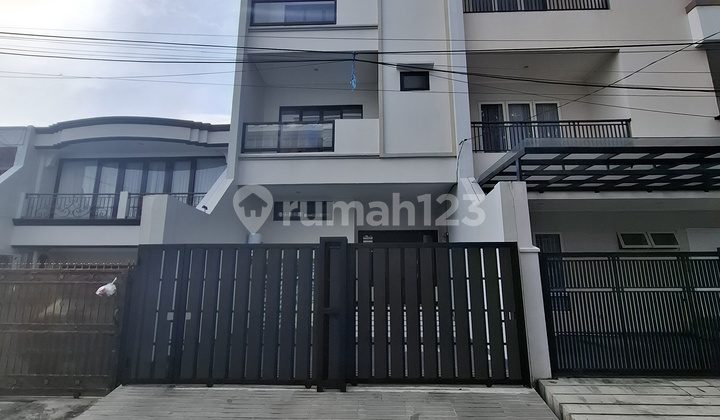 Dijual Rumah 4 lantai, Komplek Gading Pandawa